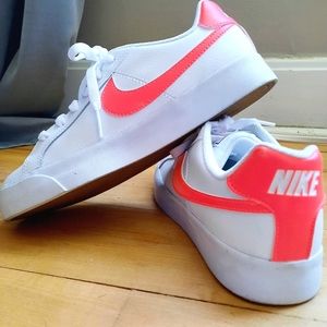 Women's Nike low-tops size 6